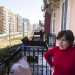 Incontriamo la 60enne Anna che abita qui dal 1998 e che ci invita ad entrare nel suo appartamento situato al primo piano. Ci affacciamo al balcone dal quale si ha una vista completa dei binari della ferrovia